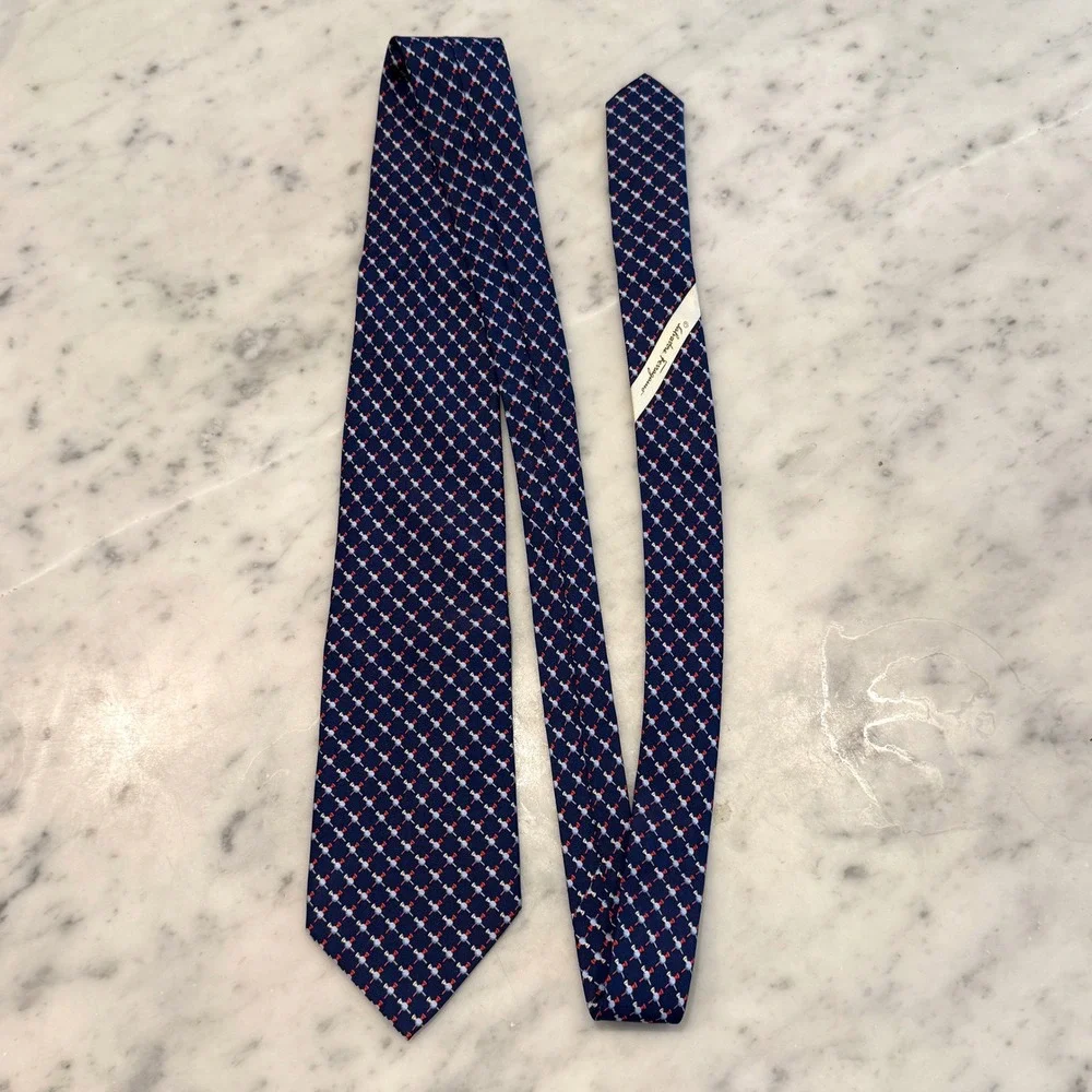 Salvatore Ferragamo Mens Navy Blue Silk Golf Tee Print Necktie Made in Italy
